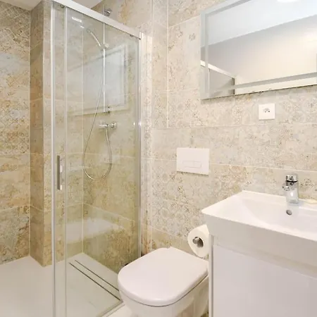 New Modern In Center Apartment *